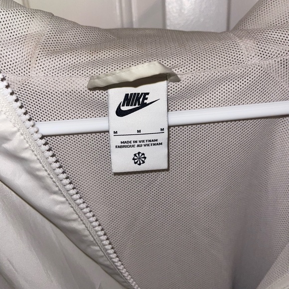 Men’s Nike Windbreaker - Picture 3 of 3